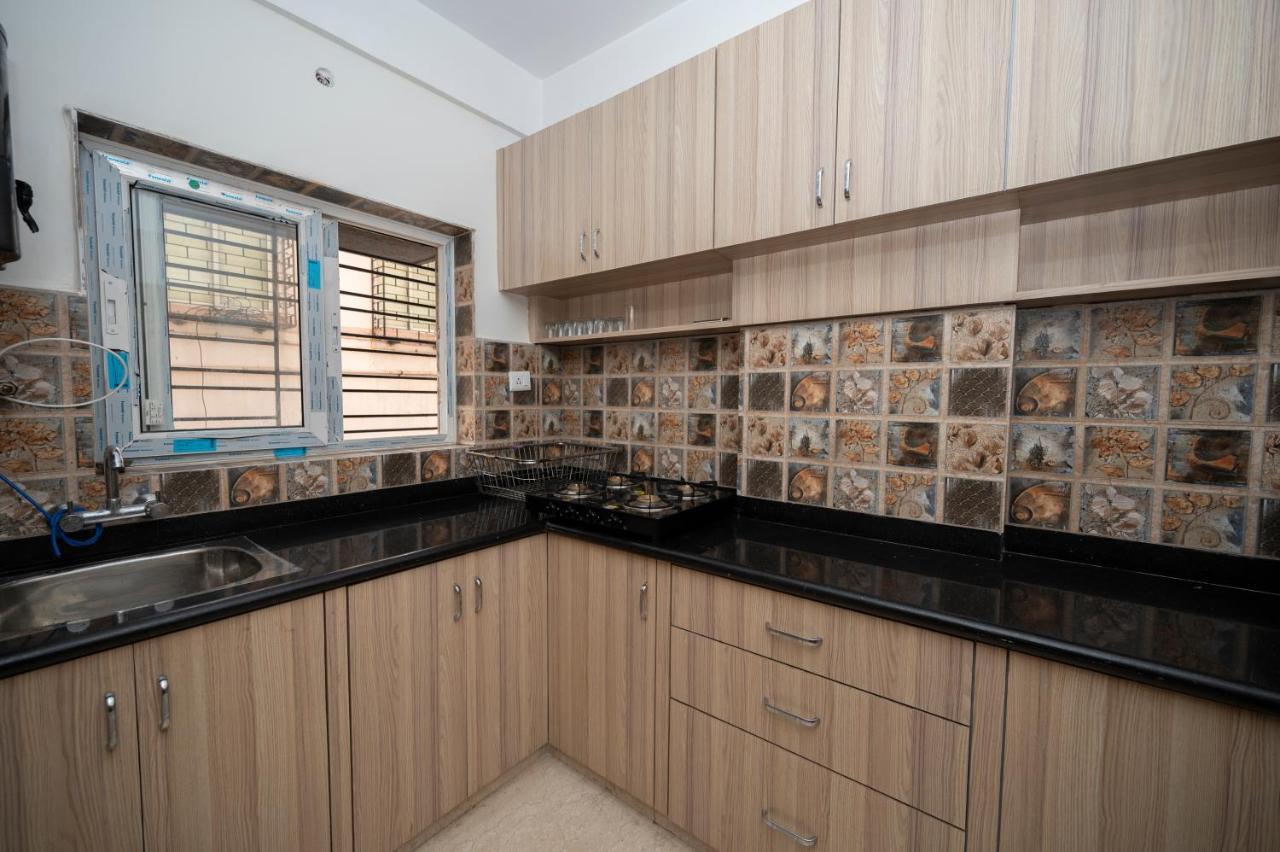 Lakeside Suites Колката Екстериор снимка