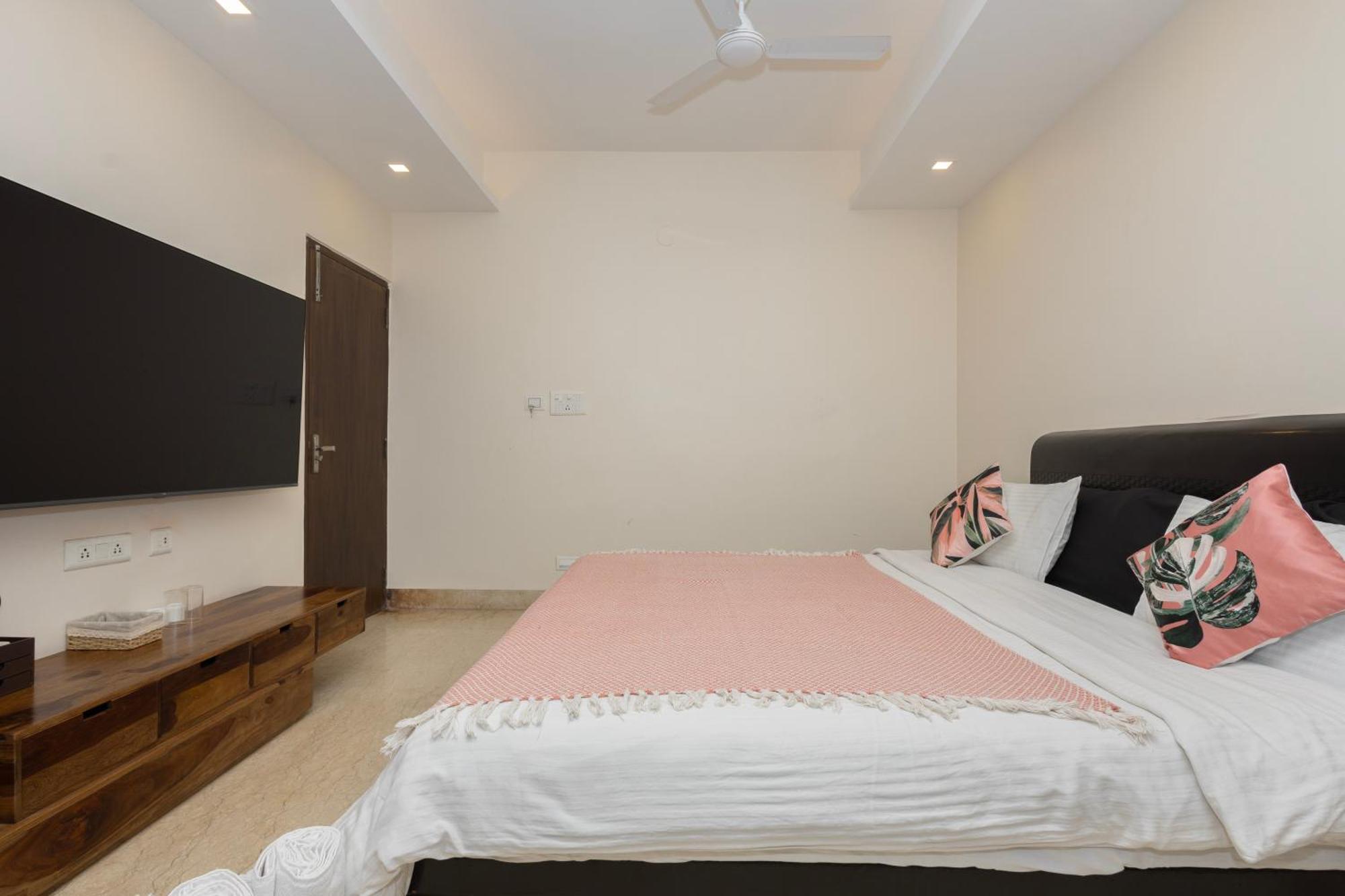 Lakeside Suites Колката Екстериор снимка