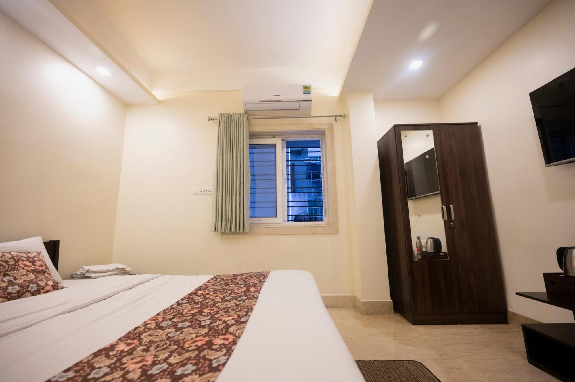 Lakeside Suites Колката Екстериор снимка